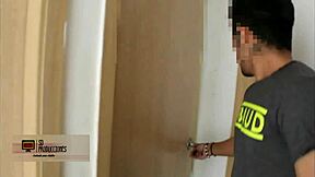 Fanget hermanastra hermanastro som onanerer for å hjelpe ham?