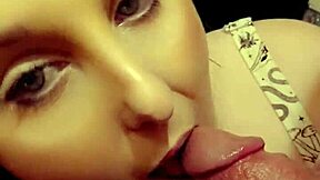 Punasukkapäinen milf imee kovaa kyrpää