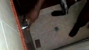 Špión ve sprše v koupelně chytá nadrženou lesbickou kamarádku souložící s hračkami