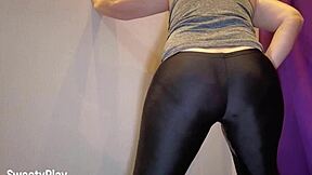 Homemade video of mature bbw wetting her leggings