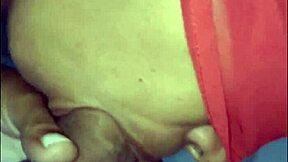 Mlada azijska kurva probava anal prvi put u gruboj cowgirl pozi.