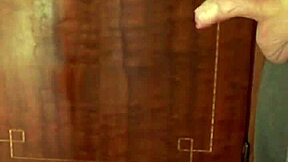 Bonnes femmes de ménage nettoient les sols, excellentes comme Candie Cross se mettent à genoux et polissent les bites