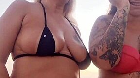 شعور بري أتحدث قذر على الشاطئ مع صديقتي الشريرة