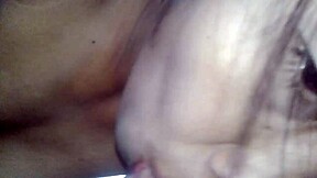 Garota chupa pau até gozar na boca