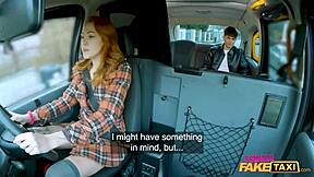 Túžim, aby si dokončil vo vnútri mojej mokrej ryšavej pičky počas tejto divokej jazdy