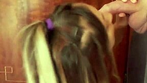 Добре собарице чисте подове, сјајне као Candie Cross падају на колена и полирују курчеве