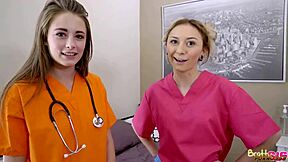 Hospital Knul Med Ældre Sygeplejerske Ender I Klæbrigt Cum På Hendes Ansigt