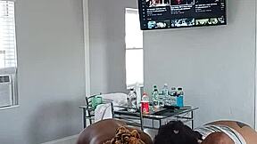 Две красотки дают минет после сессии оргии