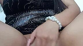 me masturbo en una habitación hasta que me vengo a chorros mientras mi marido está teniendo un reencuentro familiar en la sala