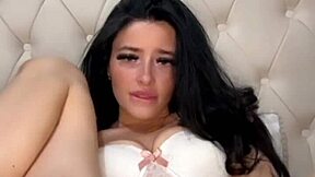 Horny britská výměnná studentka šuká sama sebe s hračkami na webkameru a ukazuje dovednosti v blowjobu