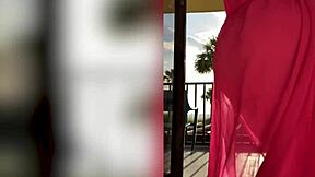 Booty-shaking sunny lane twerks her huge milf ass and masturbates big clit 😍