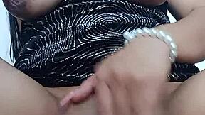 me masturbo en una habitación hasta que me vengo a chorros mientras mi marido está teniendo un reencuentro familiar en la sala