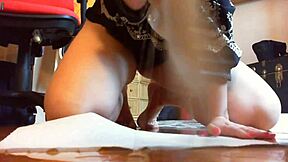 Blues sul pavimento del bagno con grossa pipì