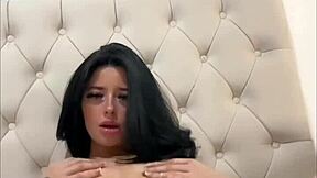 호른한 영국 교환학생이 웹캠에서 장난감으로 자위. 그녀의 블로잡 실력 보고 싶어?