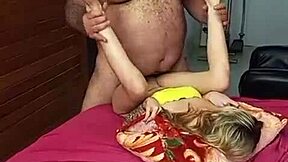 novinha gosta de transar dia todo com o velho bom de cama