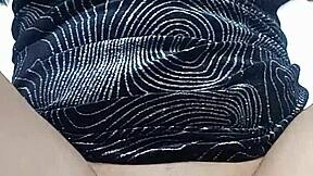 me masturbo en una habitación hasta que me vengo a chorros mientras mi marido está teniendo un reencuentro familiar en la sala