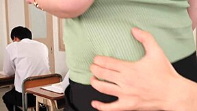 OMG, nemůžu uvěřit, jak mokrá zralá Okajima Rin je během tiché prsa šukací lekce