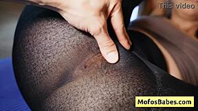 Rubia tetona cachonda mama verga enorme en clase de yoga POV