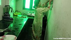Indische Haushälterin macht harten Fick und Deepthroat-Blowjob in der Küche