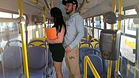 لعنة! طالبة برازيلية جميلة تُنيك بقوة داخل الباص العام!