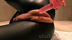 צ'אביקהוט בחליפת חתול נהיית כל כך חרמנית שאני לא יכול להתאפק