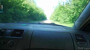 Dominante nymfobruinette rijdt op grote pik en dwingt vreemdgaan met vriendin.