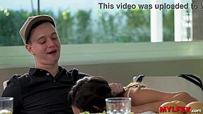 mylfex μίλφς φιλοξενούν άγρια όργια στο σαλόνι