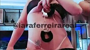 Sexig blond visar stor röv och tuttar