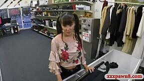 Wow, velké kozy Asiatka tvrdě vrtána pánem ze zastavárny