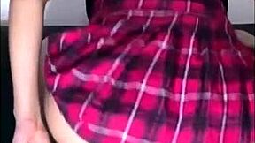 Po univerzitnej párty, latinská a indická najlepšie kamarátky sa vášnivo bozkávajú v kúpeľni, čo vedie k podvádzaniu orgazmu