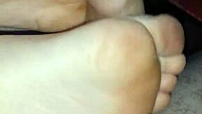 homemade bare footjob with girlfriend's feet in leggings, big cumshot on toes