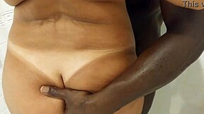 पति अपनी बीवी को बीबीसी के साथ शावर में क्यों फिल्म करता है?