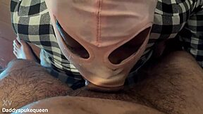 Schwarze Königin kotzt beim Facefuck, Taint geleckt, Sperma ins Auge