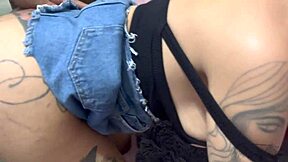 Žena platí susedovi sexom, pretože káva je príliš drahá.