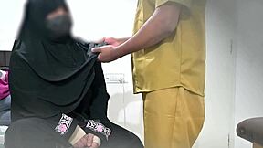 왜 이 히잡 여자가 의사한테 가슴 검사받아?