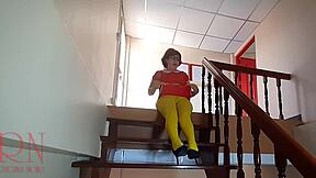 Velma jaagt op aanwijzingen in Scooby Doo mysterie. Waar ben je, Scooby?