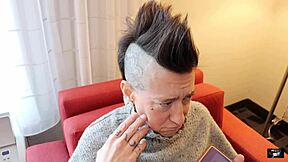 Udata žena se pari sa strancem tokom telefonskog poziva!