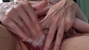 Estou desesperada para você lamber e foder minha boceta molhada com a língua. Siga minhas instruções de femdom para prazer intenso!