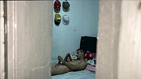 Me pilla masturbandome en la habitacion y me ayuda gran culo montando la polla grande de axel