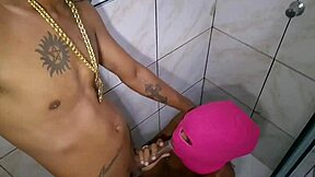 प्रेटिन्हा बाइना मामंदो ई चुपंदो ओ रोलुडो नो बन्यो