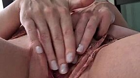 אני נואשת שתלקק ותזיין את הכוס הרטובה שלי עם הלשון. עקוב אחר ההוראות הפמיניסטיות שלי לתענוג אינטנסיבי!