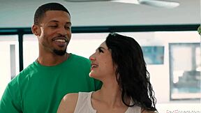 Mlada občuti vzburjenje pri ravnanju z velikim črnim kurcem.