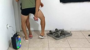 Me Sigo a Mi Madrastra Mientras Me Visita en el Gimnasio