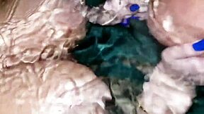 Brincadeira com a loira gostosa na piscina