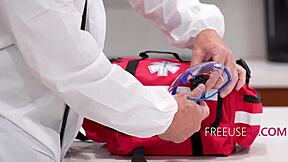 Νεαροί 18+ γαμούνται σκληρά σε νοσοκομειακό τρίο για θεραπεία!