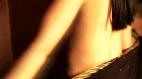 Hey, ser denne indiske kvinde ikke fantastisk ud når hun danser nøgen på sengen?