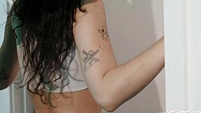 Teenka cítí vzrušení s velkým černým ptákem