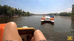 Prelepa punca se sleče za fanta poleg moža. Slečenje poleg moža