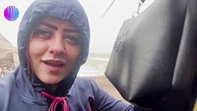 Novinho fucks rabuda bent over on public beach in front of everyone