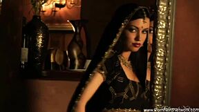 Hei, eikö tämä intialainen nainen näytä upealta tanssiessaan alasti sängyllä?